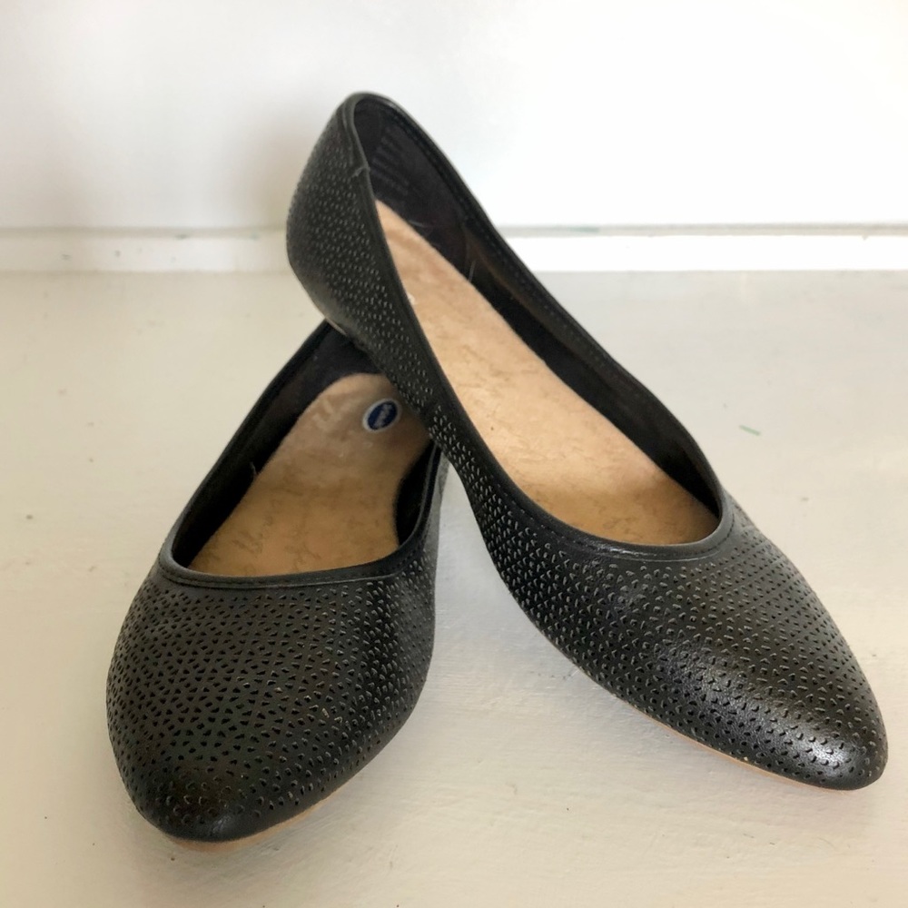 Pointy toe woman’s flats